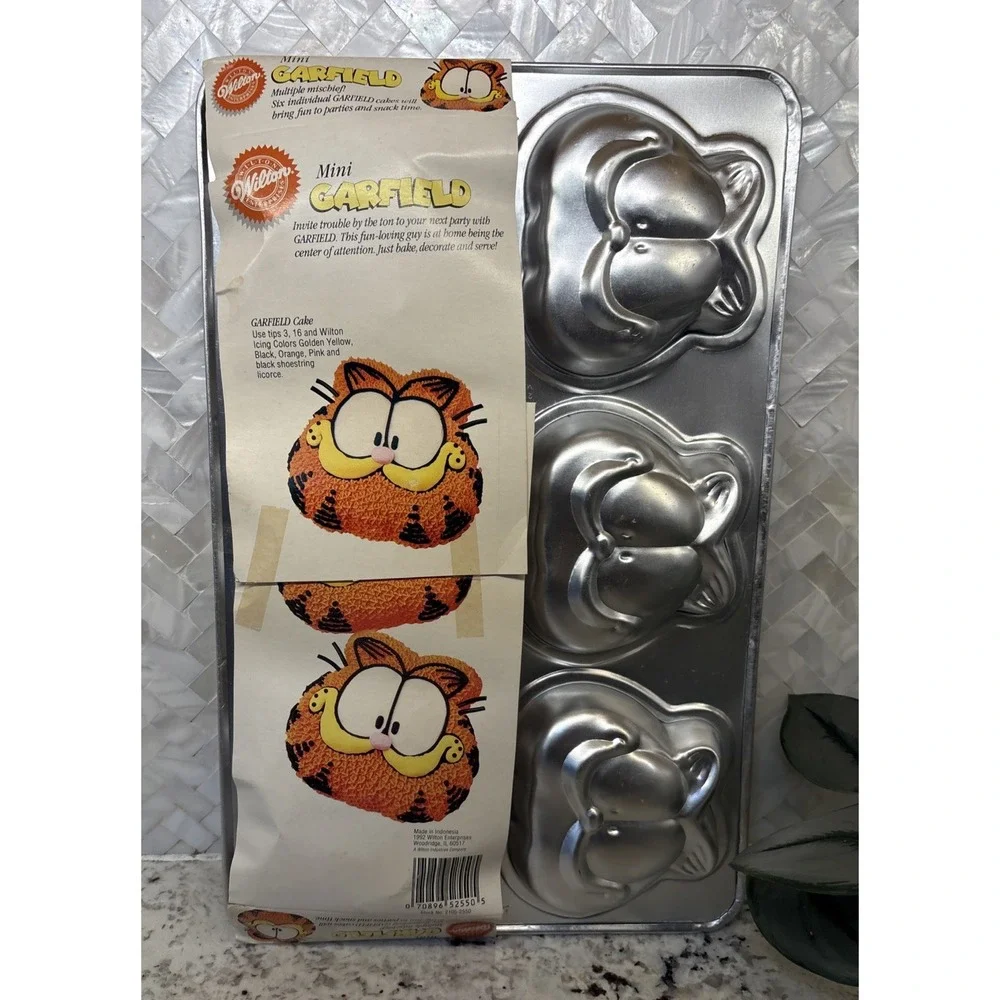 Vintage 1992 Wilton Garfield Face Cake Molds NOS Nostalgia Baking‎ Cartoon Cat